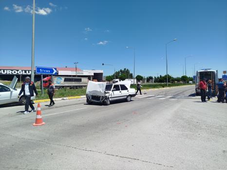 Şarkışla'da otomobiller çarpıştı: 2 yaralı