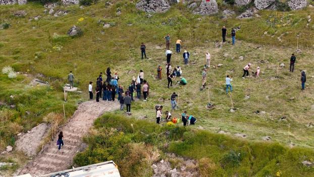 Büyükşehir, 300 fidanı toprakla buluşturuldu
