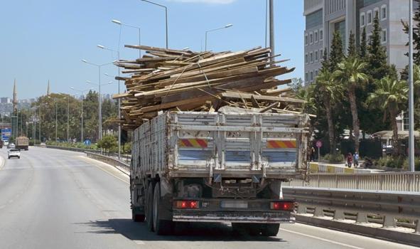 Ahşap yüklü kamyonun tehlikeli ilerleyişi