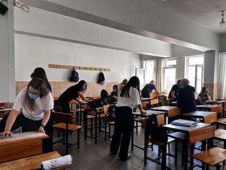 Lise öğrencileri sıralarını temizleyip, yeni eğitim-öğretim yılına hazırlıyor