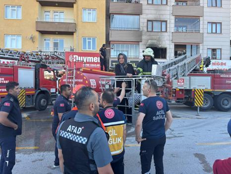 Yangında dumandan etkilenen 3 kişi hastaneye kaldırıldı