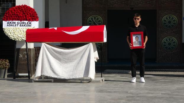 Duruşmada kalp krizi geçirip hayatını kaybeden Cumhuriyet savcısı, toprağa verildi (3)