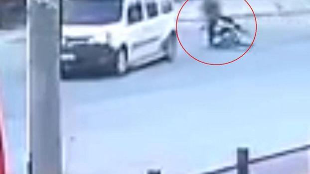 Motosikletle hafif ticari aracın çarpıştığı kaza kamerada: 1 yaralı