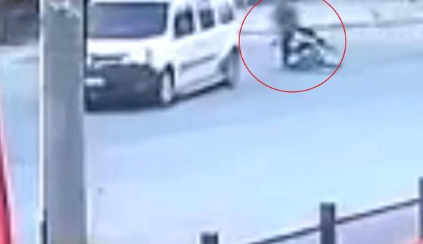 Motosikletle hafif ticari aracın çarpıştığı kaza kamerada: 1 yaralı