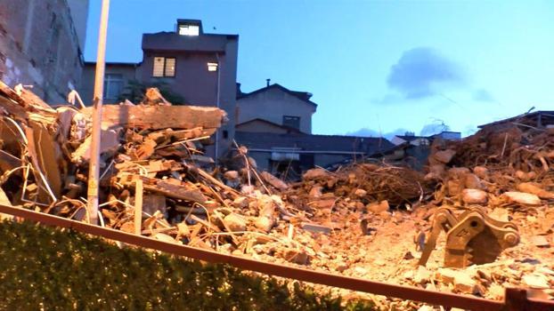 Kağıthane’de yıkım sırasında yanındaki binalar hasar gördü; 2 bina tahliye edildi