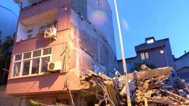 Kağıthane’de yıkım sırasında yanındaki binalar hasar gördü; 2 bina tahliye edildi