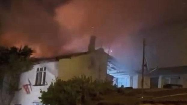 Gaziosmanpaşa’da gecekondu alev alev yandı