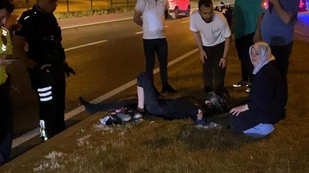 Kaza yerine gelen anne, yaralı oğlunun elini tutarak moral verdi
