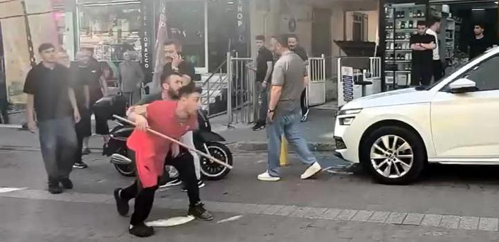 Avcılar’da tekmeli yumruklu sokak kavgası kamerada