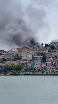 Fatih'te binadaki yangın araçlara sıçradı-2