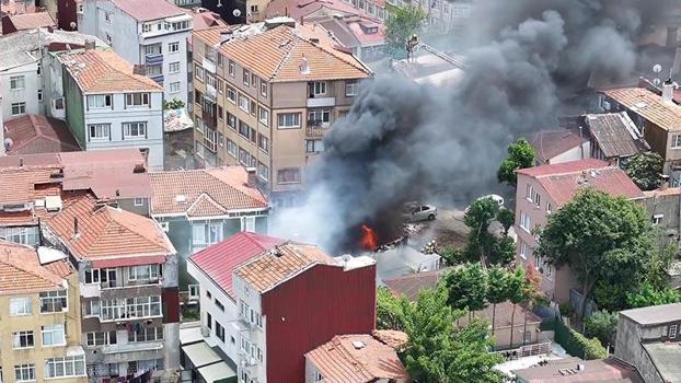 Fatih'te binadaki yangın araçlara sıçradı
