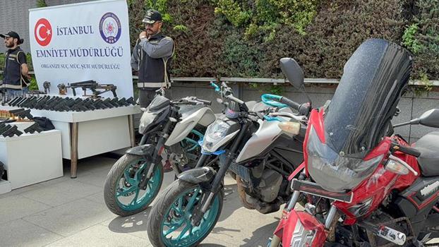İstanbul'da iş yerlerine düzenlenen saldırılarda kullanılan silahlar emniyette sergilendi