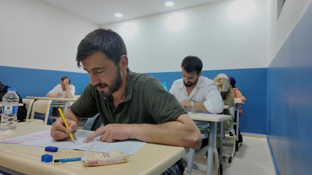 Ücretsiz eğitim merkezi kurup, öğrencileri sınavlara hazırlıyorlar