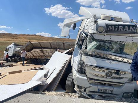 Ham petrol yüklü tanker ile TIR çarpıştı: 2 yaralı