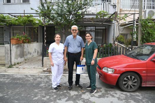 Kuşadası Belediyesi Evde Bakım Birimi'nden Babalar Günü ziyareti