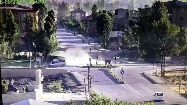 Yüksekova’da kavşakta minibüs ile kamyon çarpıştı: 3 ölü, 2 yaralı