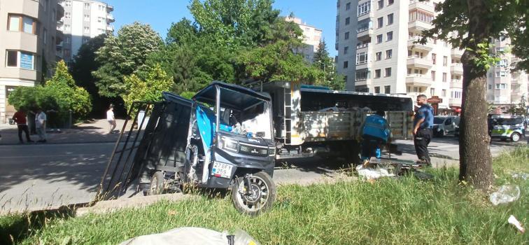 Kayseri’de otomobil ile elektrikli bisiklet çarpıştı: 5 yaralı