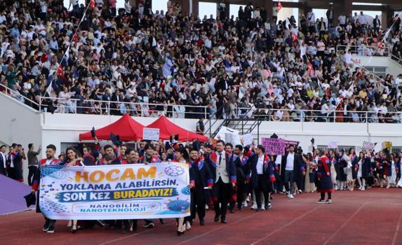 MAKÜ’de 7 bin öğrenci mezuniyet coşkusu yaşadı