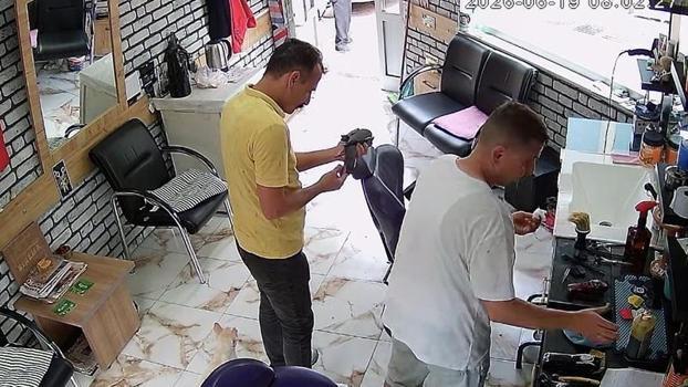 Ayağındaki misina nedeniyle tellere takılan güvercin kurtarılıp, berberde pansumanı yapıldı