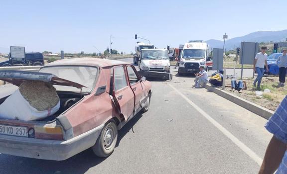 Kamyonet ile otomobil çarpıştı; 4 yaralı