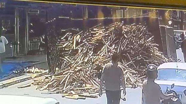Avcılar’da odun yüklü kamyonun devrildiği anlar kamerada