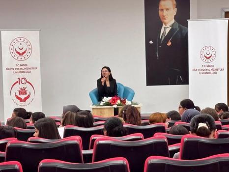 Koruma altındaki kız çocukları söyleşide buluştu