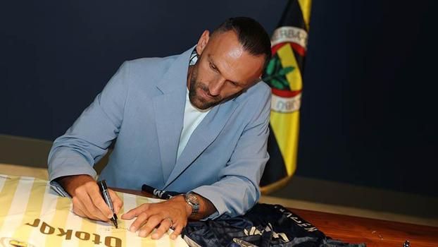 Fenerbahçe, Vedat Muriqi ile 3 yıllık sözleşme imzaladı