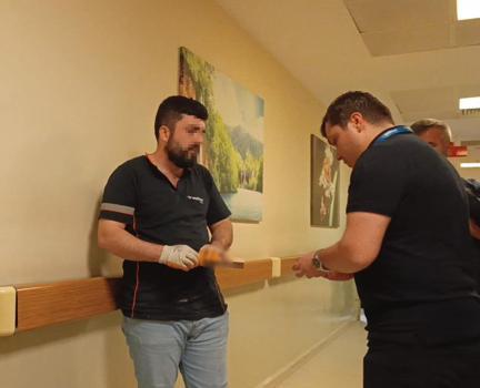 Eline saplanan çivili tahtayla hastaneye gitti
