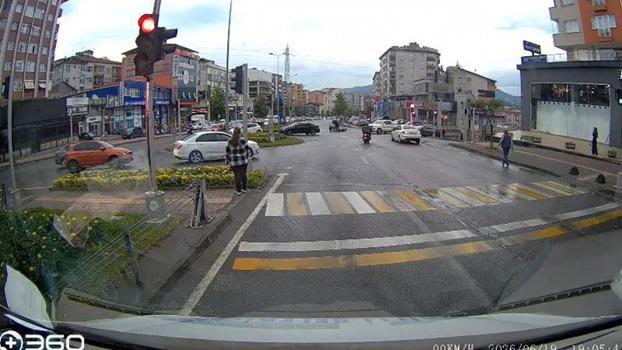 Kırmızı ışıkta geçen motosiklet, otomobile çarptı; o anlar kamerada