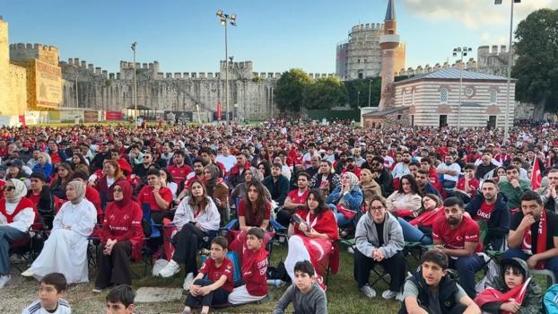 A Milli Futbol Takımı'nın Paraguay maçı Yedikule Hisarı'nda izlendi