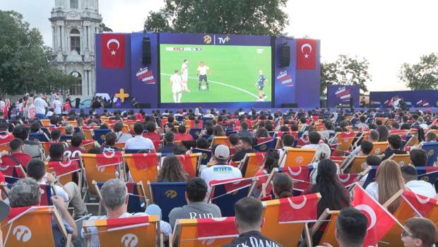 Dolmabahçe’de milli maç heyecanı dev ekranda yaşandı