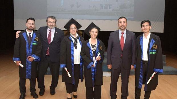 76 yaşında üniversiteden mezun olup kep attı