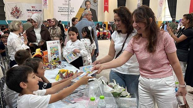 MEB öncülüğündeki proje ile minik yazarlar, imza günü düzenledi