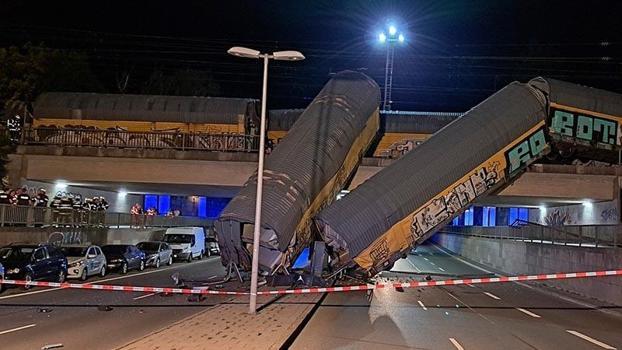 Almanya'da iki yük treni çarpıştı: 1 ölü
