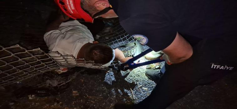 Alkollü çıktığı tel örgü devrilince bileği sıkıştı