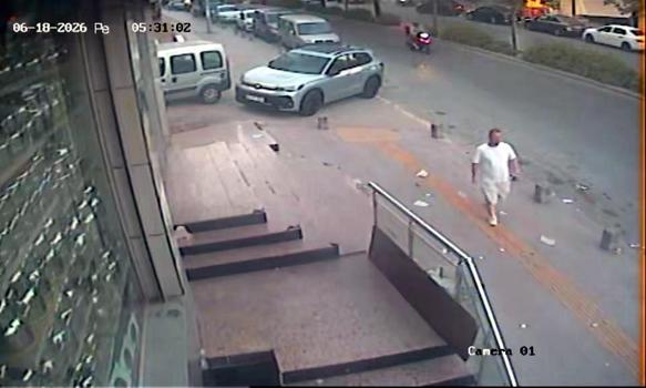 Esenyurt'ta servis beklerken bankta unutulan telefonu alıp uzaklaştı
