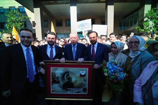 Cumhurbaşkanı Erdoğan'a AK Partili gençlerden Babalar Günü sürprizi