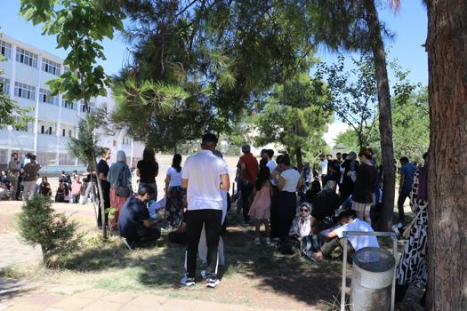 Diyarbakır’da AYT heyecanı; aileler okul önlerinde bekledi