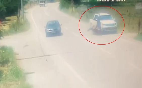 Kamyonetin çarptığı motosikletin sürücüsü ağır yaralandı; kaza kamerada