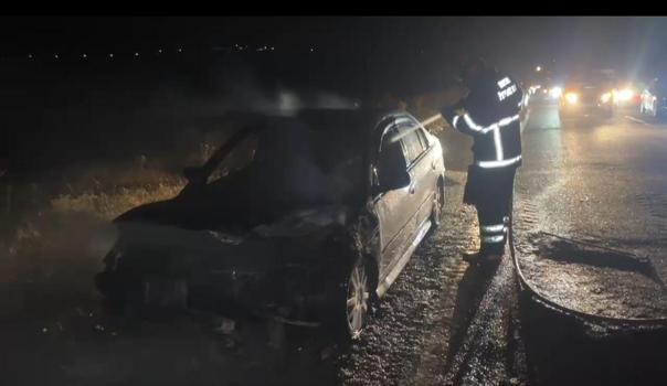 Adıyaman'da seyir halindeki otomobil alev aldı