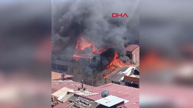 Sultangazi'de 4 katlı binanın çatısından yükselen alevler yandaki apartmana sıçradı
