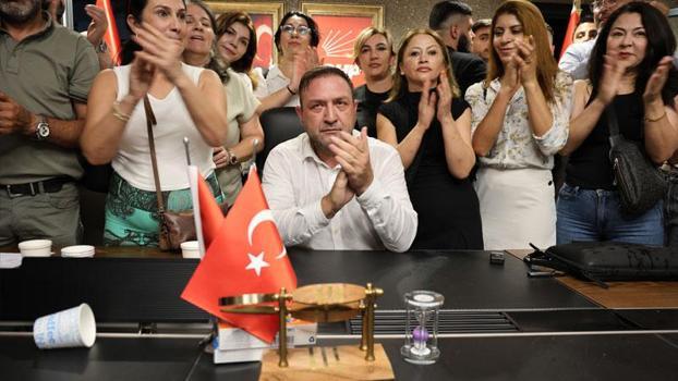 CHP İzmir İl Başkanlığı koltuğuna oturan Gümrükçü: Yakam paçam dağıldı, göğsüm ezildi