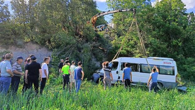 Minibüs şarampole yuvarlandı: 8 yaralı