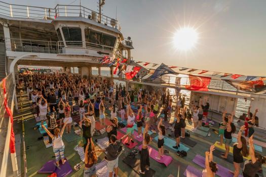 Körfez'in mavisinde 400 kişilik yoga buluşması