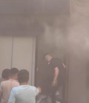 Fatih'te tekstil deposunda çıkan yangın söndürüldü; 2 kişi dumandan etkilendi