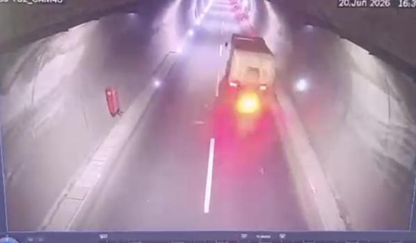 Kamyona çarpan motosikletin sürücüsü yaralandı; kaza kamerada