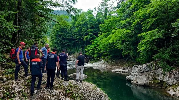 Kızının gözü önünde ırmağa düşen baba kurtarılamadı