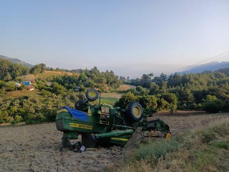Adana'da devrilen biçerdöverin sürücüsü yaralandı