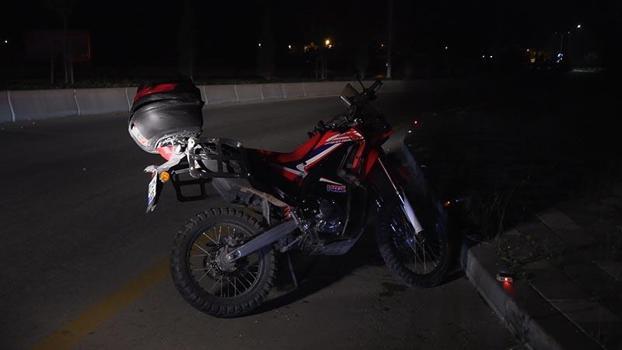 Kaldırıma çarpan motosiklet metrelerce savruldu: 1 ölü