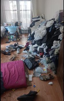 Kötü koku sonrası girilen evden 1 ton atık çıkarıldı